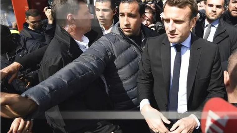 Francuski predsjednik će dati otkaz zaštitaru koji je tukao prosvjednika