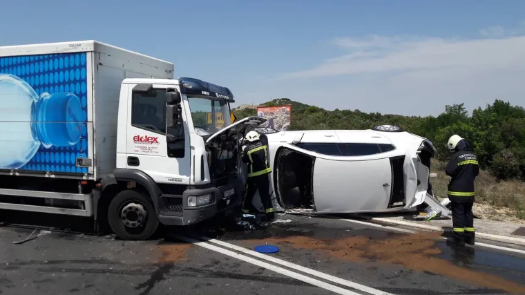 Kaos na Šibenskom mostu: Sudarili se kamion i tri automobila