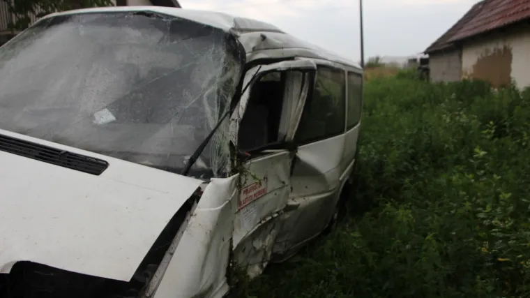 Sletio u kanal i udario u most, vozač (27) kombija jedva ostao živ