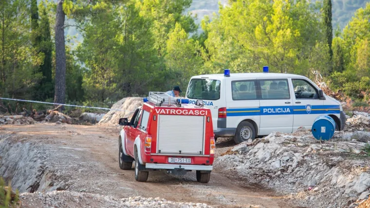 Prilikom slijetanja se srušio manji zrakoplov, tri su osobe ozlijeđene