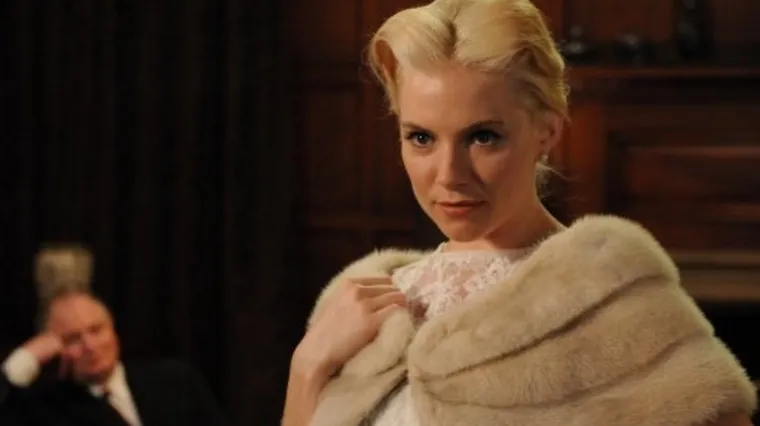 Sienna Miller u ulozi Hitchockove miljenice Tippy Hedren čiju ljubav on nastoji zadobiti (Djevojka)