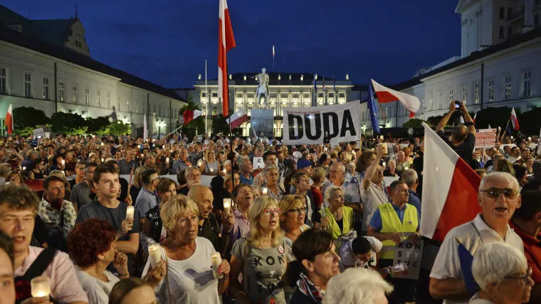 Tisuće Poljaka prosvjedovalo protiv reforme pravosuđa: 'Ovo je sramota'