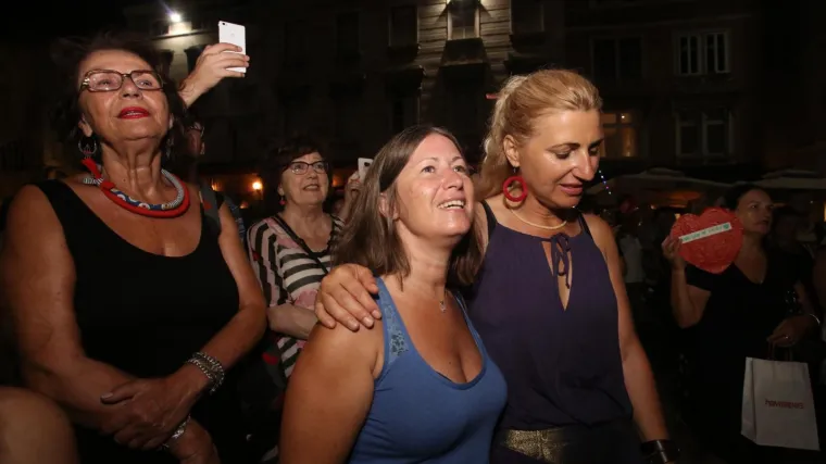 Građani se spontano okupili na Pjaci i u čast pjevaču zapalili svijeće i zapjevali
