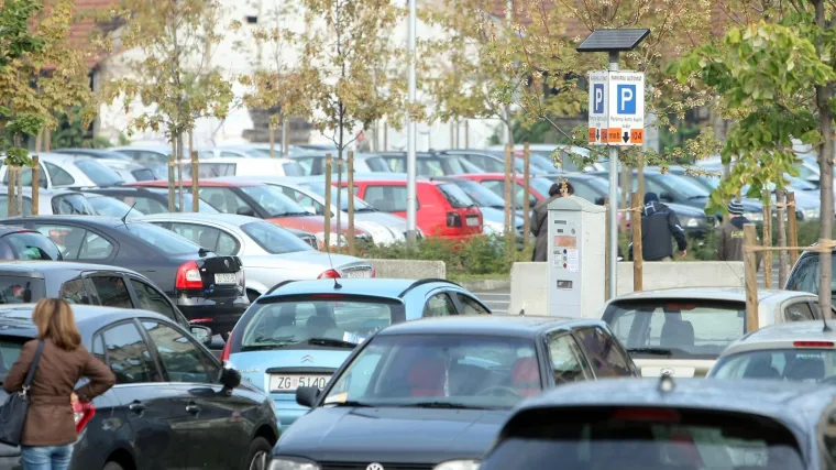 Parkirao nasred nogostupa: 'Ako vozite dječja kolica, a ništa, riskirajte udar automobila!'