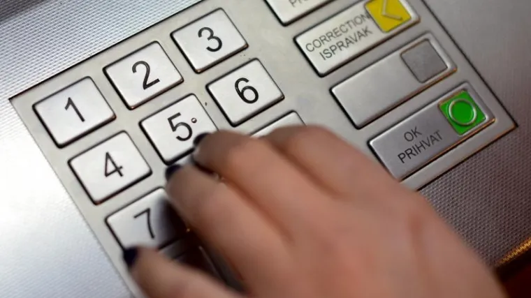 Ne isplaćuje novac, ali vam tereti račun i još naplati naknadu