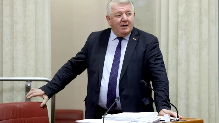 Đakića napadaju da je izdao branitelje za fotelju, ismijao ga i notorni Bujanec