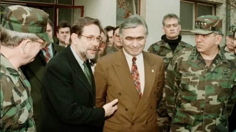 'Meta prolazi ispred prozora. Prepoznajem guste obrve. On je!'