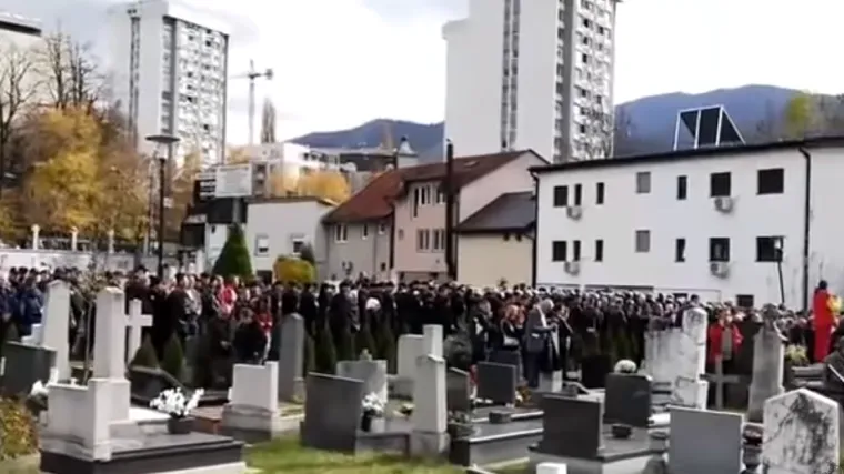 Tisuće na sprovodu ubijenim policajcima, u tijeku istraga neviđenih razmjera
