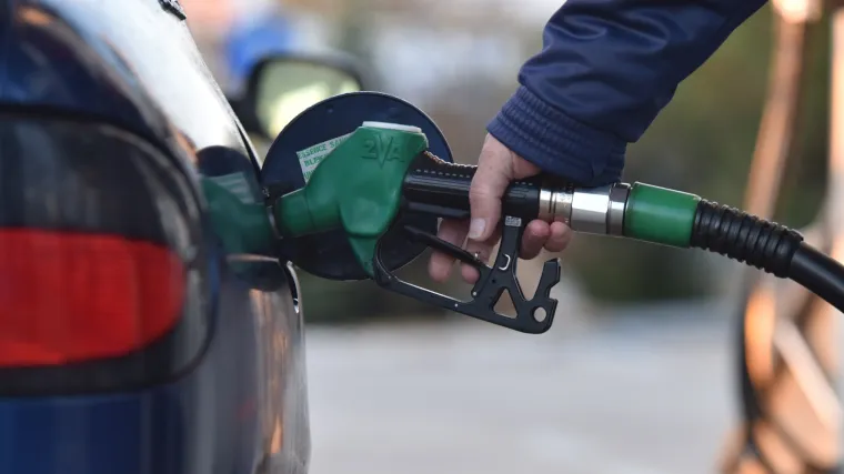 Pojeftinio rezervoar benzina i dizela: Evo kolike su od danas prosječne cijene goriva