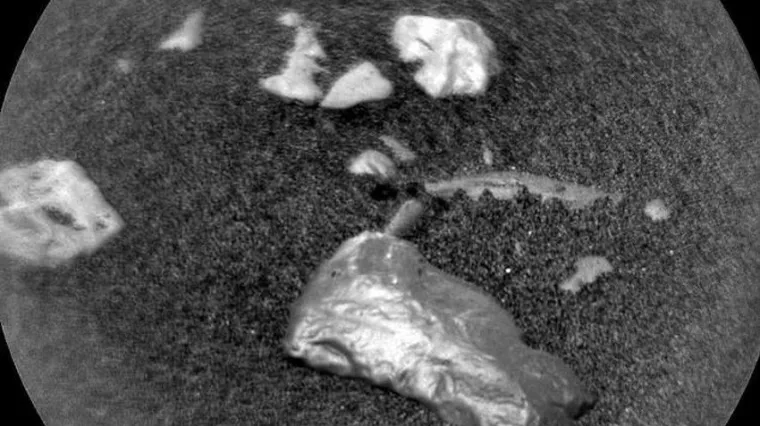 Istražuju neobični blještavi predmet na Crvenom planetu