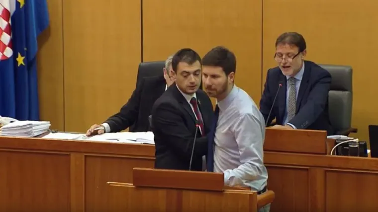 Pernara izbacivala straža; 'Sakrili ste raspravu od naroda, to je sramota'; POGLEDAJTE VIDEO