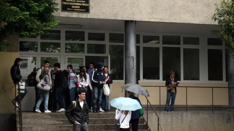 Mama i tata, inače profesori, koriste rupe u sustavu kako bi zaštitili lijenog sina