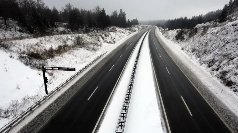 Četiri vozača izletjela s ceste zbog brze vožnje i mokrog kolnika