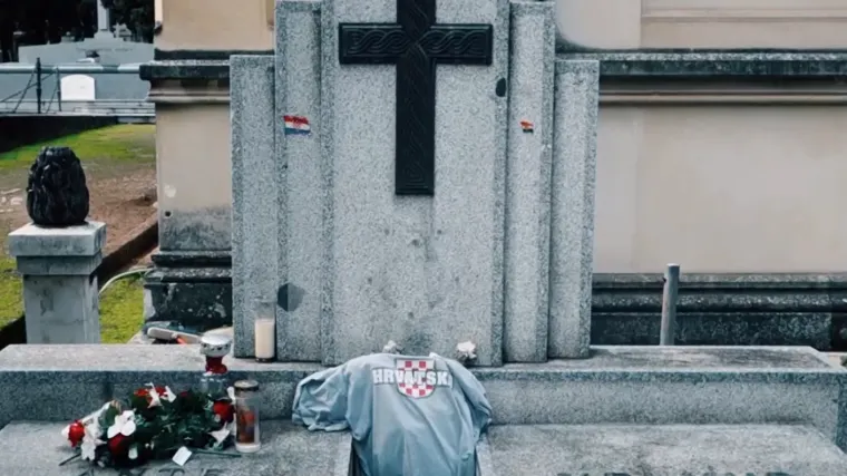 Netko je na grob crvenim sprejom nacrtao srp i čekić