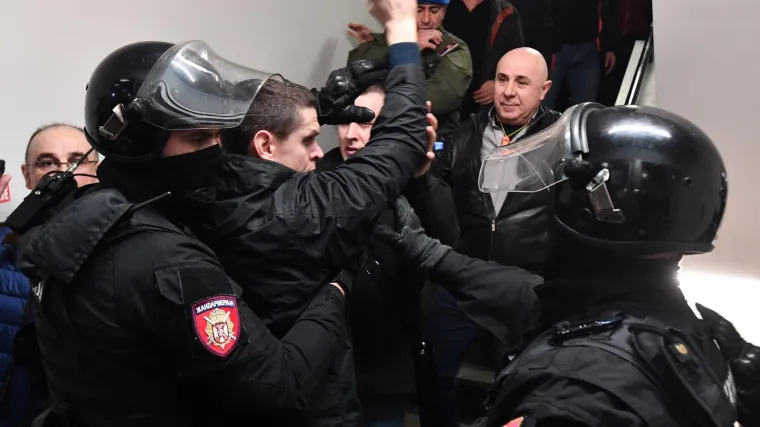 Specijalci iznijeli prosvjednike iz zgrade RTS-a, Vučić se u nedjelju obraća javnosti