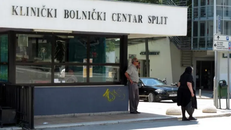 Pacijent u stanju delirija uzeo stalak za infuziju i krenuo razbijati, ozlijedio medicinsku sestru