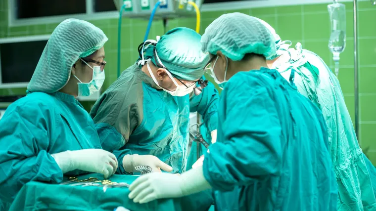 Američki liječnici prvi transplatirali bubreg jednog HIV pozitivnog pacijenta drugom