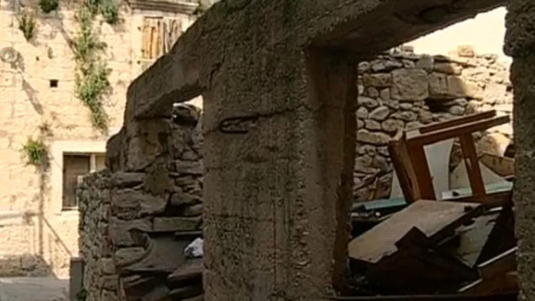 Gomile smeća u povijesnoj jezgri, iz jedne kuće posebno smrdi, drže čak i golubarnik...