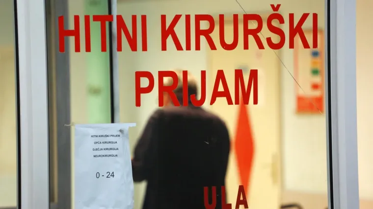 Zamjerio gostu jer se neprimjereno obratio njegovoj curi, razrezao ga čašom po licu
