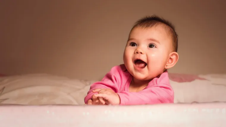 Položaj na trbuščiću važan je za razvoj bebe i treba početi što ranije