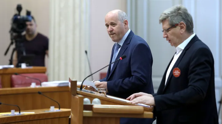 Mrsić: 'Vlada ismijava građane za njihove novce'; Bačić: 'Sinidkati i oporba su u komplotu'