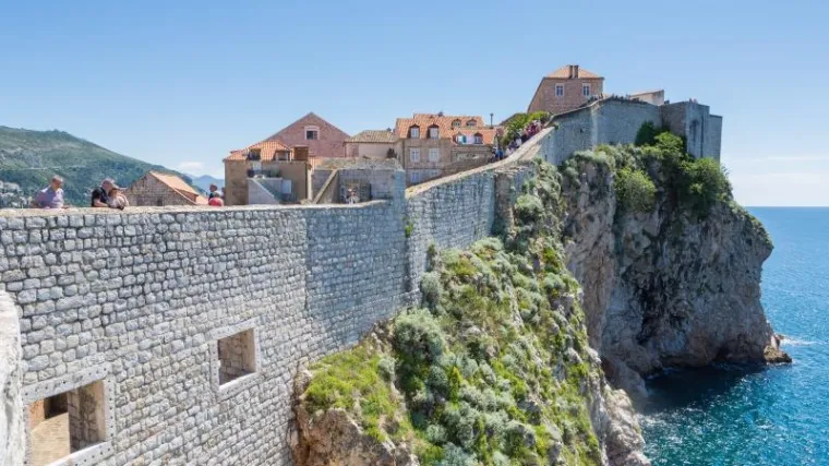 Užas u Dubrovniku: Amerikanac pao s dubrovačkih zidina na terasu samostana, teško je ozlijeđen!