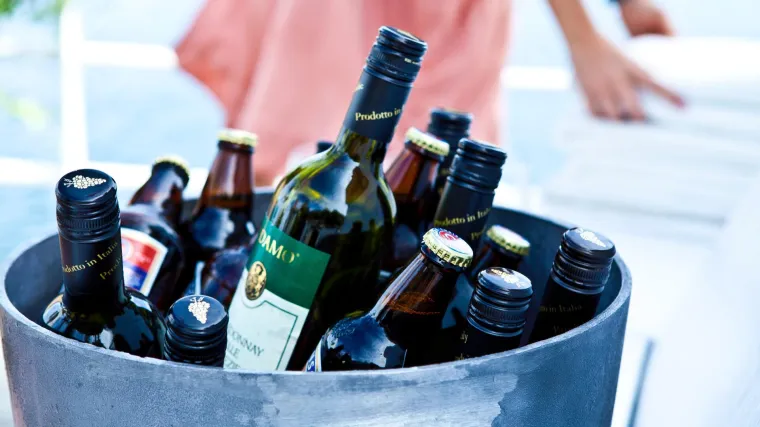 Od trovanja alkoholom umrla 21 osoba, još 67 hospitalizirano!