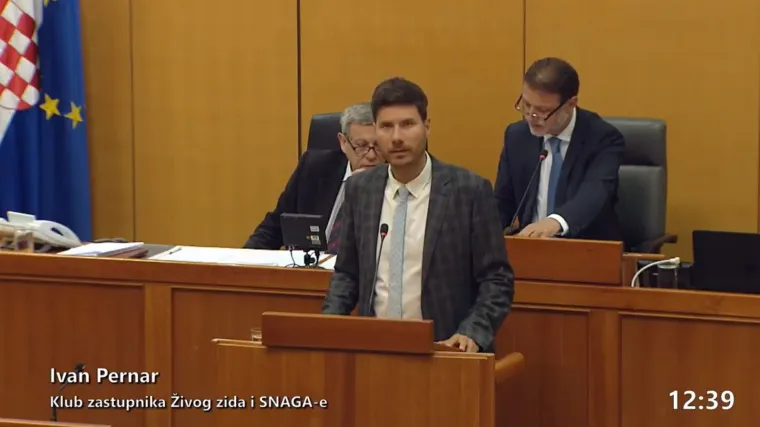 Evo kako je potrošio punih osam minuta za govornicom