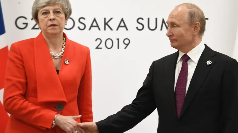 Theresa nije htjela ni pogledati Putina, čak ni kad mu je pružila ruku