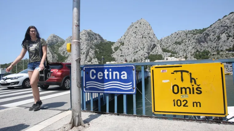 Omiš želi smanjiti prometne gužve pa su 'izbrisali' pješačke prijelaze. I sad policija kažnjava pješake!
