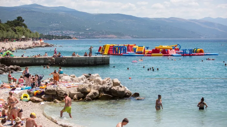 Jedan je mahao spolovilom u kafiću, drugi mokrio po šanku, a treći je pokazivao spolovilo kupačima