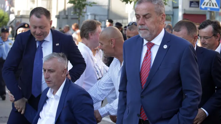 'Treba nam čovjek koji će lupiti šakom o stol'