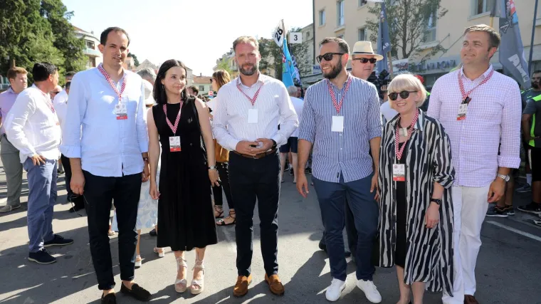 Ministri ni u Metkoviću nisu mogli pobjeći od 'vrućih tema': Uvjereni su - Kujundžić će zadržati fotelju
