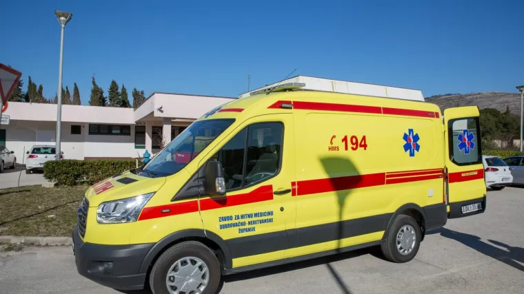 Teško ozlijeđeno dijete: Šetalo s roditeljima uz cestu i odjednom istrčalo na kolnik pred auto