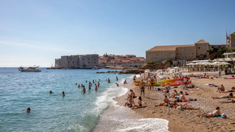 Dosadio im Dubrovnik pa htjeli ranije u Crnu Goru: 'Izgrizle su nas stjenice, vratite nam novac'