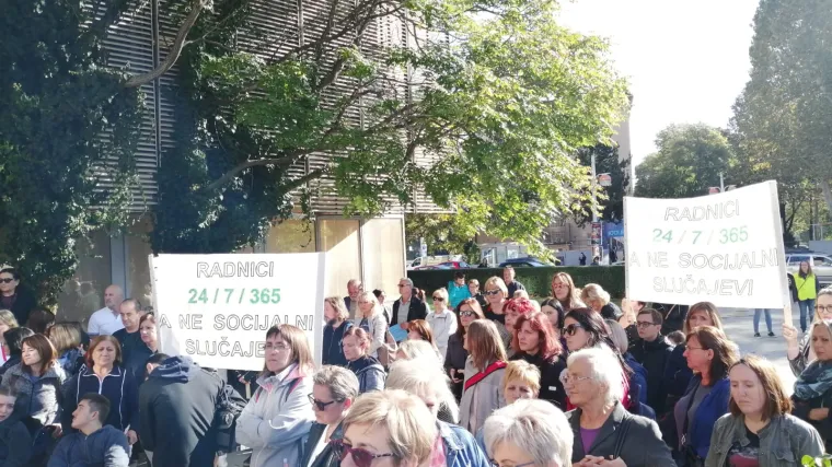 Roditelji njegovatelji ispred ministarstva: 'Primamo naknadu od 2500 kuna (blagi smiješak)'