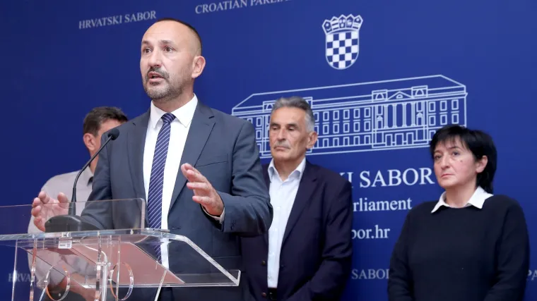 Od Vlade je zatražio da pošalje vojsku na granicu
