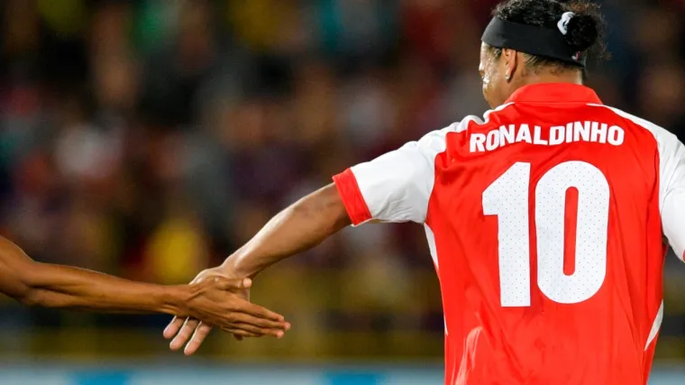 NEK' NETKO KAŽE DA NIJE NAJBOLJI SVIH VREMENA: Ronaldinho se vratio iz mirovine i odmah raspametio navijače potezom