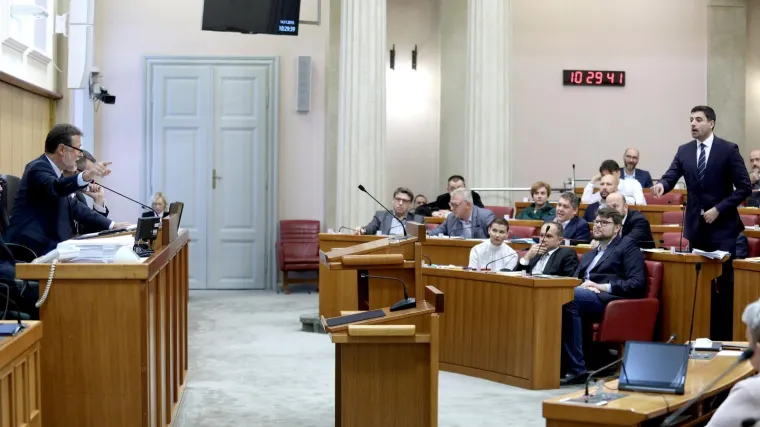 'E sad ću pokazati kolika je moja, a onda pokaži ti, pa da vidimo čija je veća!'