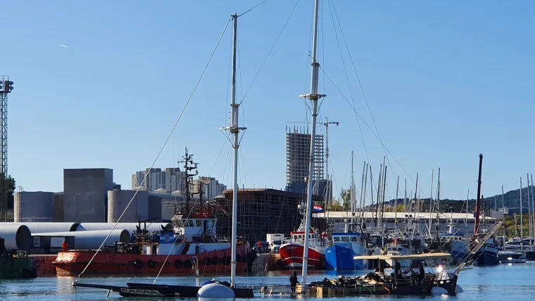 Jedrilica potonula u olujnom nevremenu u Splitu: Požrtvovni ronioci izvadili je iz mora