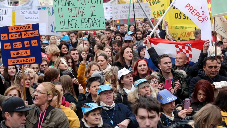 'Štrajk se nastavlja. Istražite zašto je policija ulazila u škole'