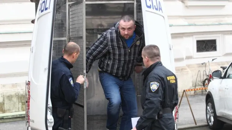 Kad nije uspio ući u kafić, počeo je pucati...; Imao je i pomagača (50)