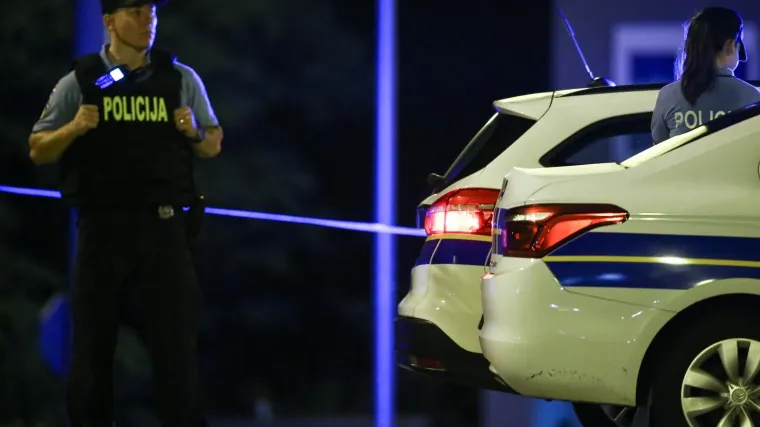 Vidjela je staricu da prelazi cestu izvan zebre, zaustavila auto, izašla i prebila je