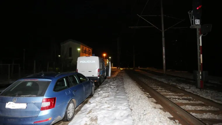 Pod naletom vlaka na mjestu stradao vozač mopeda