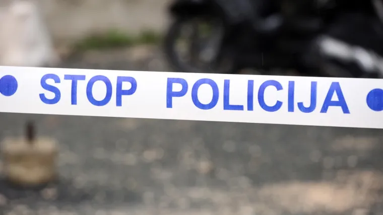 Bacanjem kamenja oštetila pet parkiranih vozila, pa nasrnula na građane i policajce