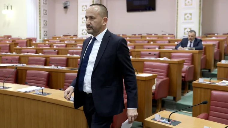 'Kolege rijetko dolaze pa se nema na kome širiti...'