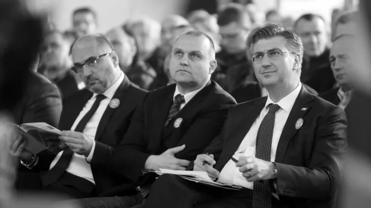 Sveto pismo ili hrvatski svećenici, blagostanje za sve ili odabrane, Merkel ili Orban? HDZ u pravilu bira lošija rješenja