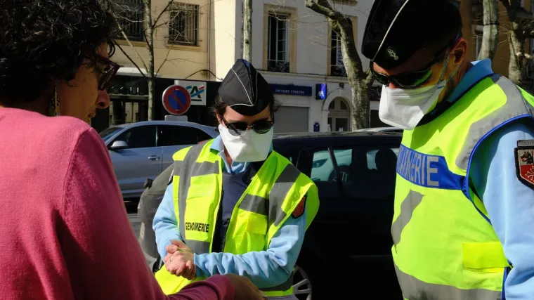 Velik broj država uvodi stroge mjere, ali jedna i dalje inzistira na blažem pristupu