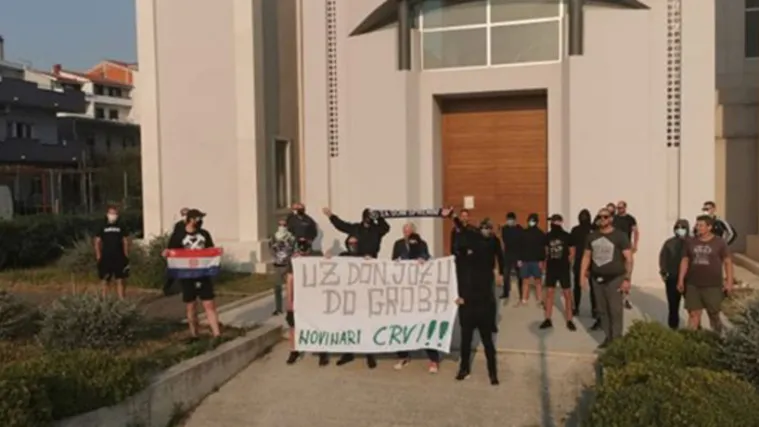 Incident pred crkvom u Splitu: Policija ispituje pet osoba zbog transparenta na Sirobuji