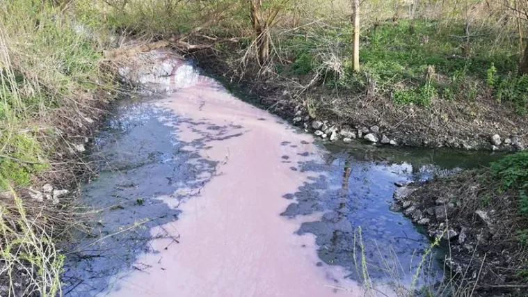 U njoj je roza i pjenasta tekućina neugodna mirisa